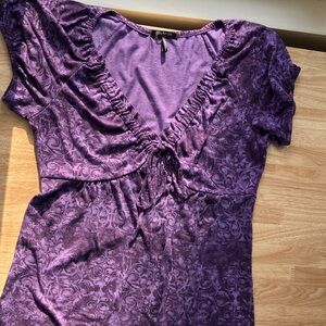 BEAUTIFUL GRAPE DAISY FUENTES TOP
LOW V-NECK